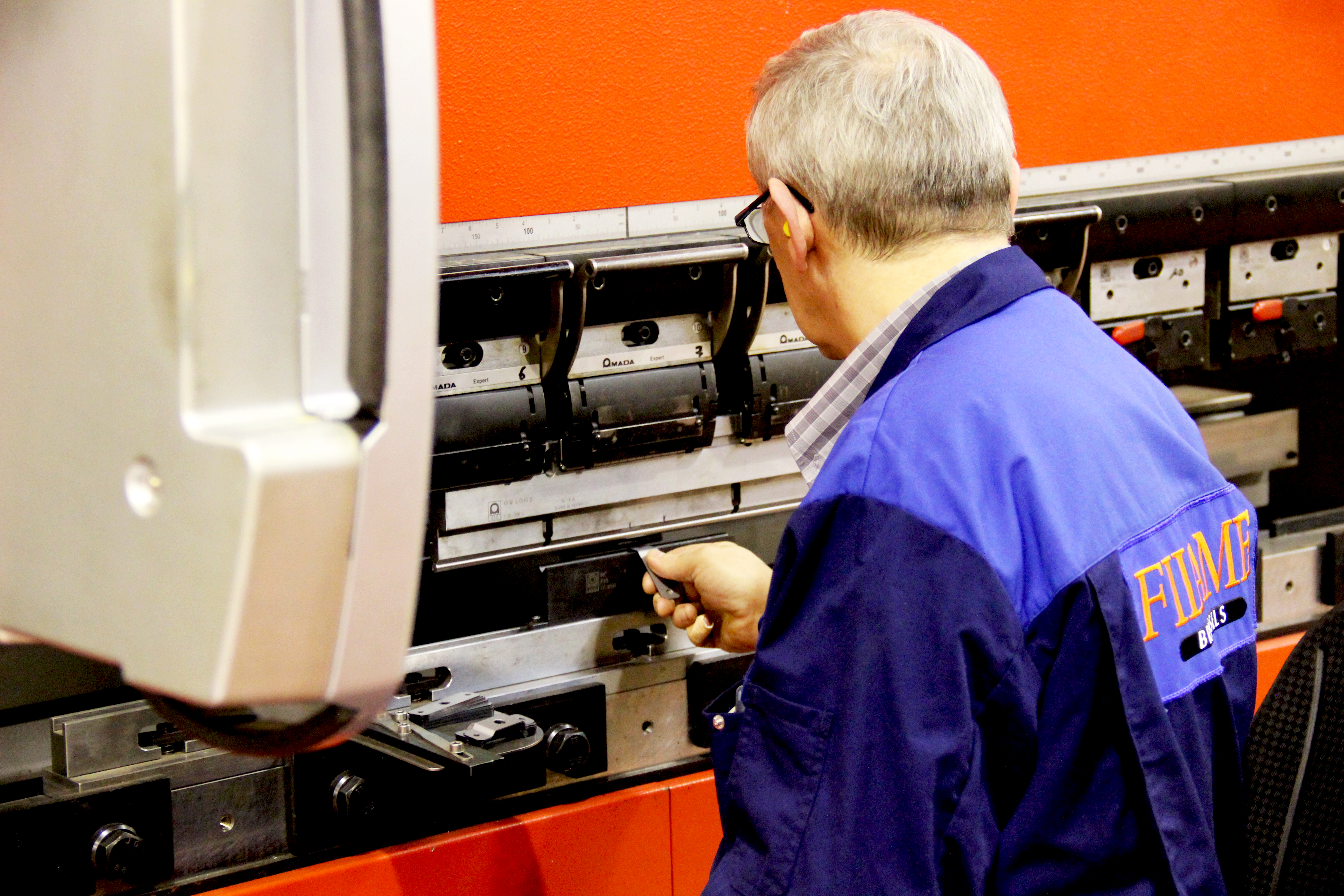 Opérateur sur machine CNC de ressorts Filame
